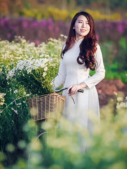 Thiếu nữ Hà thành thả dáng tuyệt đẹp bên cúc hoạ mi - ảnh 11