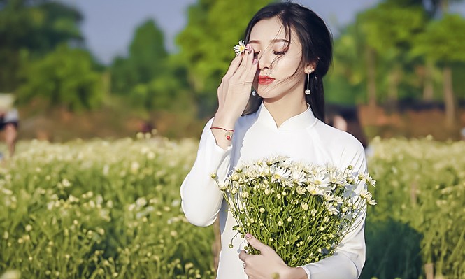 Thiếu nữ Hà thành thả dáng tuyệt đẹp bên cúc hoạ mi - ảnh 13