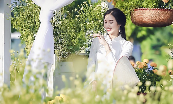 Thiếu nữ Hà thành thả dáng tuyệt đẹp bên cúc hoạ mi - ảnh 12