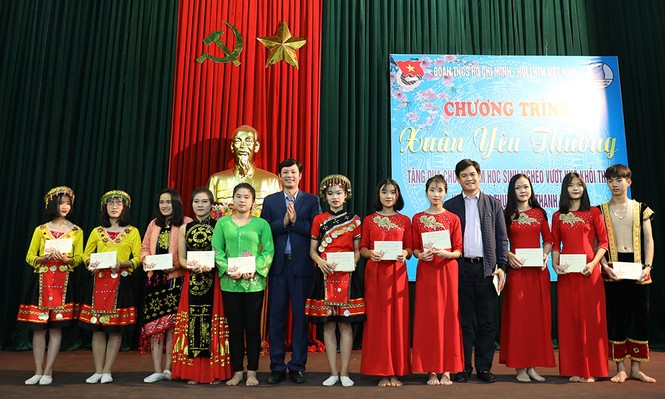 Tặng quà, khám chữa bệnh cho đồng bào miền núi Thanh Hoá - ảnh 1