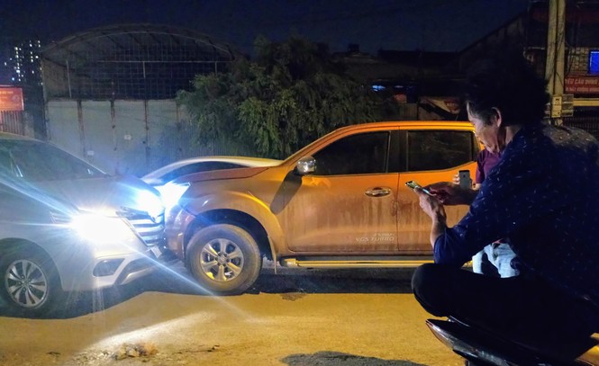 Xe bán tải đâm bẹp đầu ô tô 7 chỗ, tài xế khăng khăng 'không say' - ảnh 5