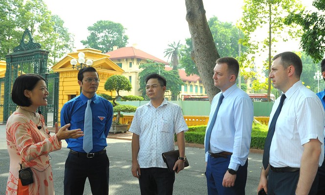 Đoàn đại biểu thanh niên Nga viếng Lăng Chủ tịch Hồ Chí Minh - ảnh 4
