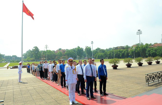 Đoàn đại biểu thanh niên Nga viếng Lăng Chủ tịch Hồ Chí Minh - ảnh 3