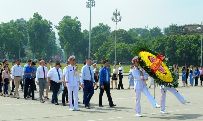 Đoàn đại biểu thanh niên Nga viếng Lăng Chủ tịch Hồ Chí Minh - ảnh 2