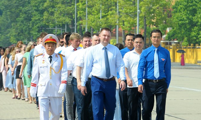 Đoàn đại biểu thanh niên Nga viếng Lăng Chủ tịch Hồ Chí Minh - ảnh 1