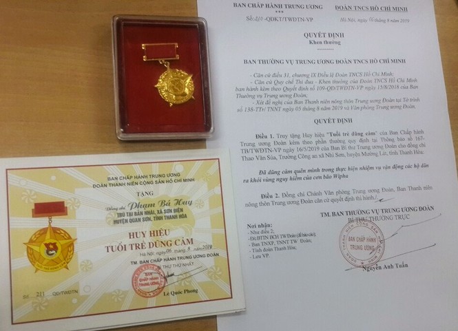 Người hùng trong lũ ở Thanh Hóa được tặng huy hiệu 'Tuổi trẻ dũng cảm' - ảnh 1