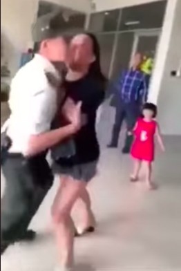 Dân mạng 'ném đá' nữ hành khách chửi bới, xúc phạm nhân viên tại sân bay - ảnh 2
