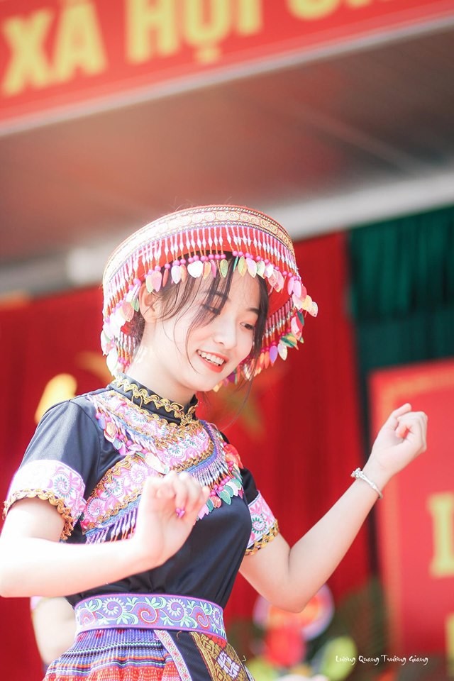 Nữ sinh múa 'Để Mị nói cho mà nghe' ngày khai giảng hút cộng đồng mạng - ảnh 4