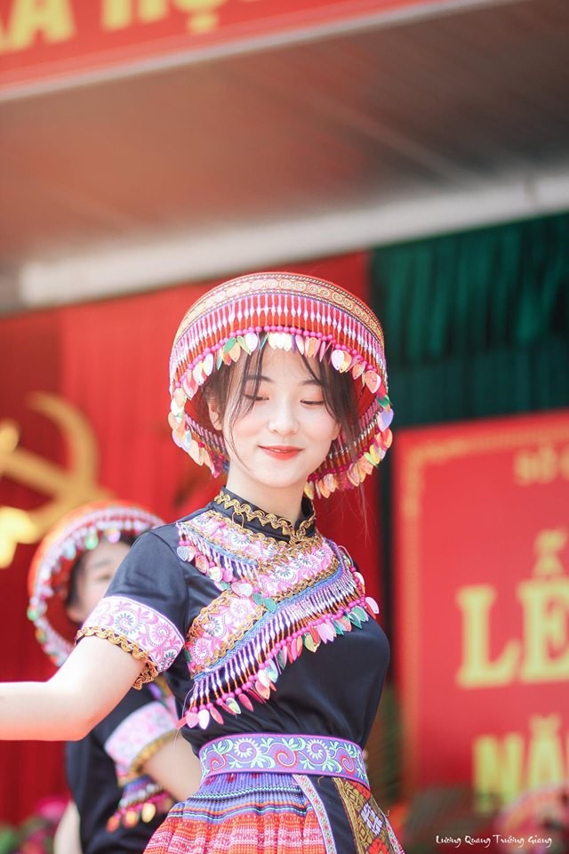 Nữ sinh múa 'Để Mị nói cho mà nghe' ngày khai giảng hút cộng đồng mạng - ảnh 2