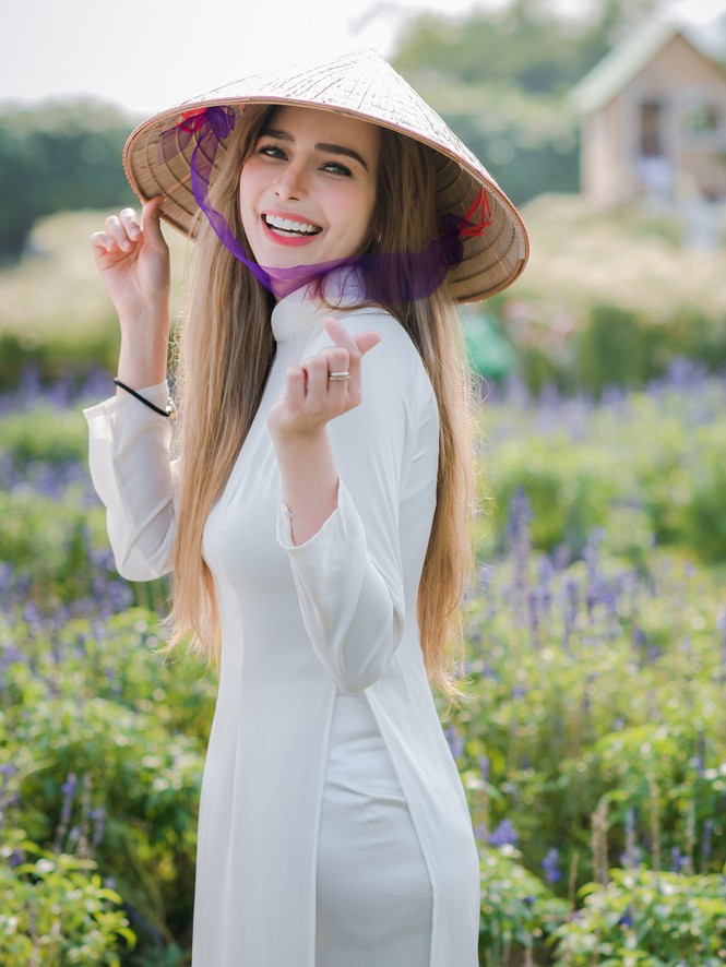Thiếu nữ phương Tây khoe sắc giữa đồng hoa hoạ mi Hà thành - ảnh 5