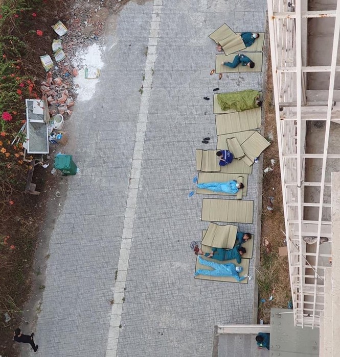 Xúc động hình ảnh 'những chiến binh thầm lặng' chống dịch Covid-19 - ảnh 1
