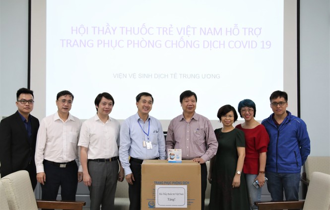 Hội Thầy thuốc trẻ tặng khẩu trang, đồ bảo hộ cho y bác sĩ tuyến đầu chống dịch - ảnh 1