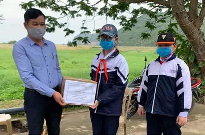 Vợ chồng tình nguyện cắm chốt chống dịch; thiếu nhi tặng lợn đầy tiền, bán hàng ủng hộ - ảnh 3