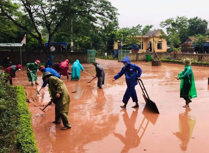 Đoàn cứu trợ lũ lụt hỗ trợ đưa bé trai 5 tuổi đi cấp cứu - ảnh 2