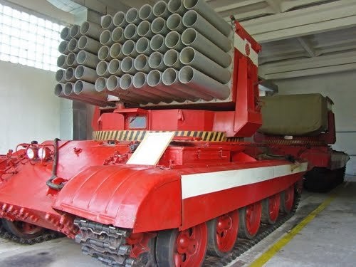 Chuyện lạ: Trung Quốc dùng pháo, xe tăng chữa cháy rừng - ảnh 2