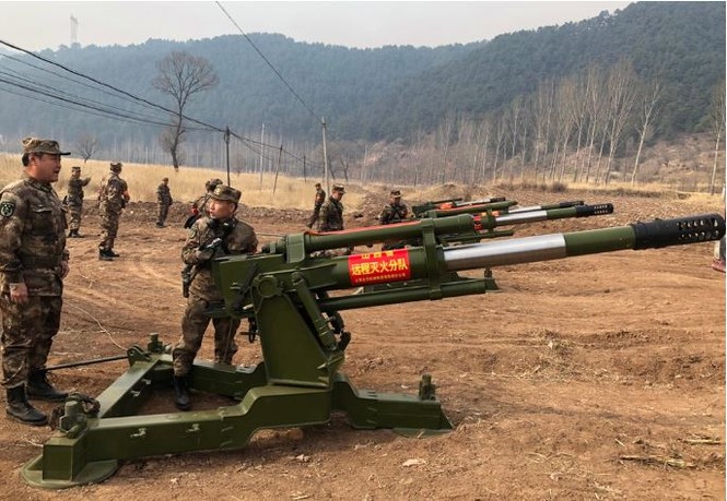 Chuyện lạ: Trung Quốc dùng pháo, xe tăng chữa cháy rừng - ảnh 1