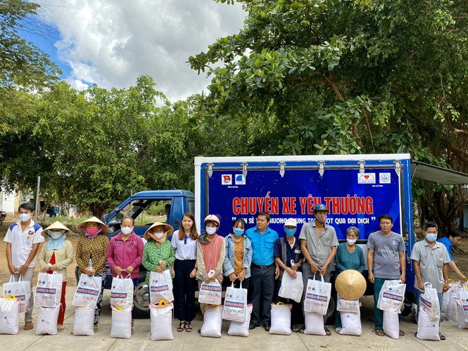 Máy lọc, bồn chứa nước đến với người dân vùng hạn, mặn tỉnh Cà Mau - ảnh 2