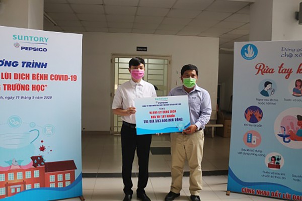 Hơn 10 nghìn lít dung dịch sát khuẩn dành tặng sinh viên - ảnh 1