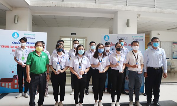 Hơn 10 nghìn lít dung dịch sát khuẩn dành tặng sinh viên - ảnh 2