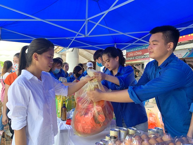 Những “gian hàng 0 đồng” tiếp sức thanh niên công nhân - ảnh 2