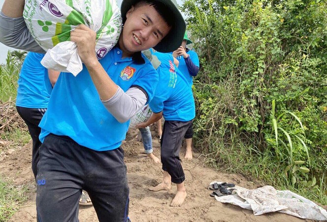 Bí thư thứ nhất thăm, động viên chiến sỹ tình nguyện trong chiến dịch “Hành quân xanh” - ảnh 2