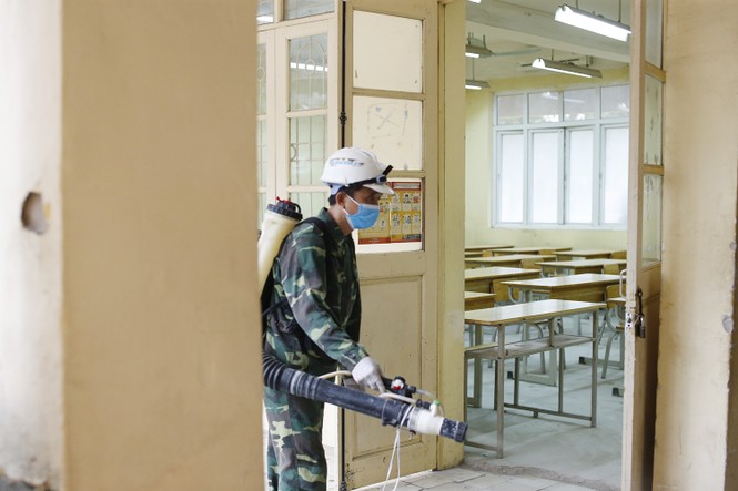 Hà Nội: Phun khử khuẩn phòng, chống dịch COVID-19 trước kỳ thi tốt THPT - ảnh 4