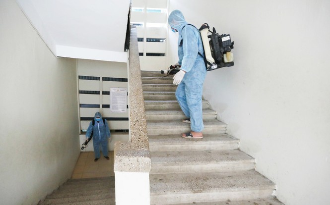 Hà Nội: Phun khử khuẩn phòng, chống dịch COVID-19 trước kỳ thi tốt THPT - ảnh 2