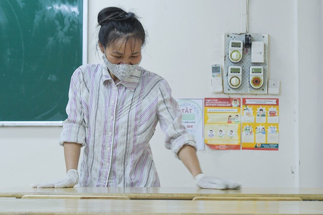 Hà Nội: Phun khử khuẩn phòng, chống dịch COVID-19 trước kỳ thi tốt THPT - ảnh 5