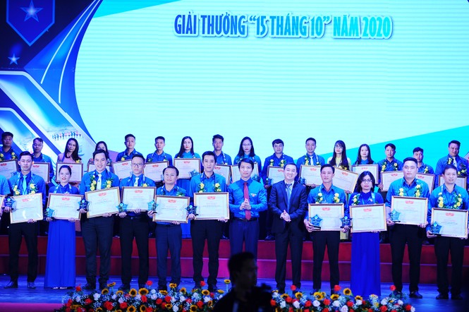 Nam sinh cõng bạn đến trường cùng nhiều gương thanh niên sống đẹp được tôn vinh - ảnh 8