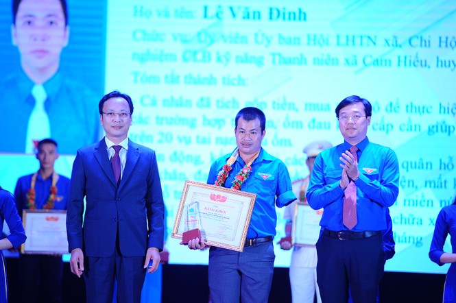 Nam sinh cõng bạn đến trường cùng nhiều gương thanh niên sống đẹp được tôn vinh - ảnh 4