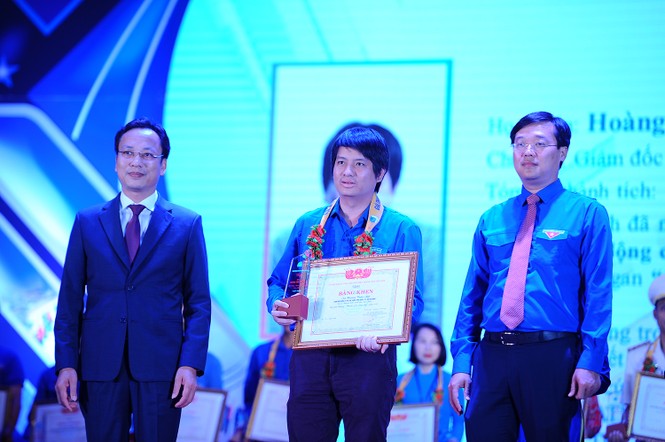 Nam sinh cõng bạn đến trường cùng nhiều gương thanh niên sống đẹp được tôn vinh - ảnh 1