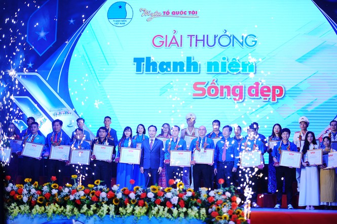 Nam sinh cõng bạn đến trường cùng nhiều gương thanh niên sống đẹp được tôn vinh - ảnh 2