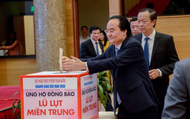 Lãnh đạo Bộ GD - ĐT quyên góp, ủng hộ đồng bào miền Trung - ảnh 2