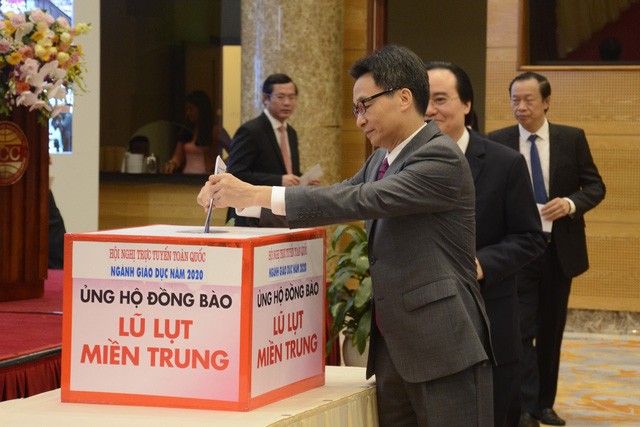 Lãnh đạo Bộ GD - ĐT quyên góp, ủng hộ đồng bào miền Trung - ảnh 1