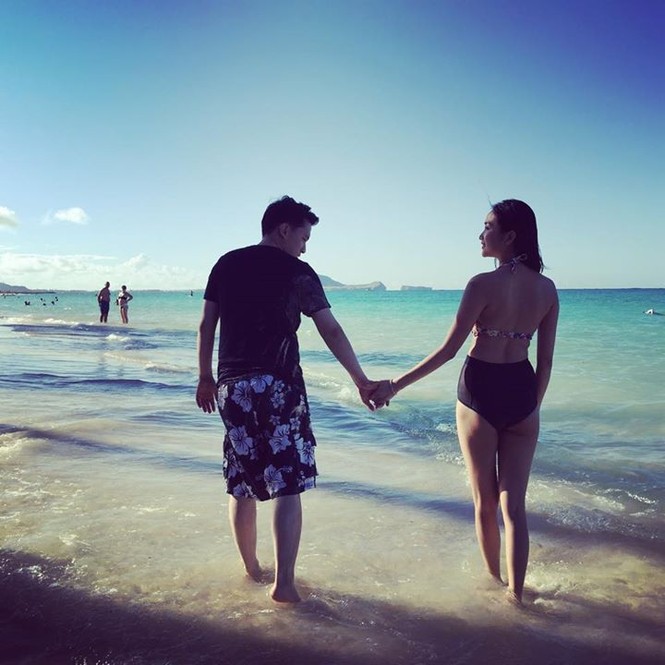 Vợ chồng Lam Trường tình tứ trên bãi biển Hawaii - ảnh 1