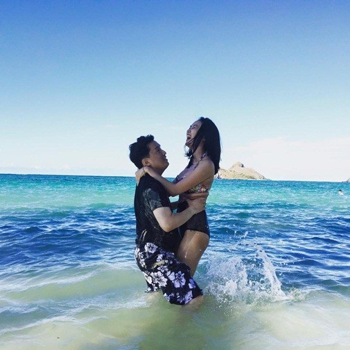 Vợ chồng Lam Trường tình tứ trên bãi biển Hawaii - ảnh 2