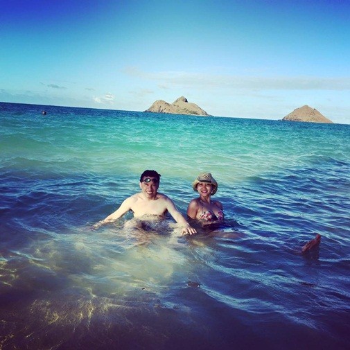 Vợ chồng Lam Trường tình tứ trên bãi biển Hawaii - ảnh 3