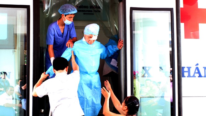 Thầy thuốc trẻ cả nước cứu chữa bệnh nhân nghèo - ảnh 1