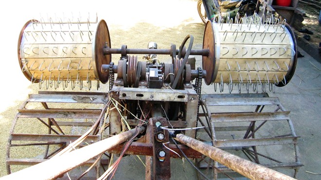 Chàng trai biến sắt vụn thành máy cày đa năng - ảnh 1