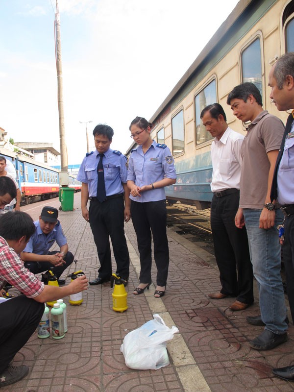 Giám đốc, nhân viên hò nhau lau tàu - ảnh 1