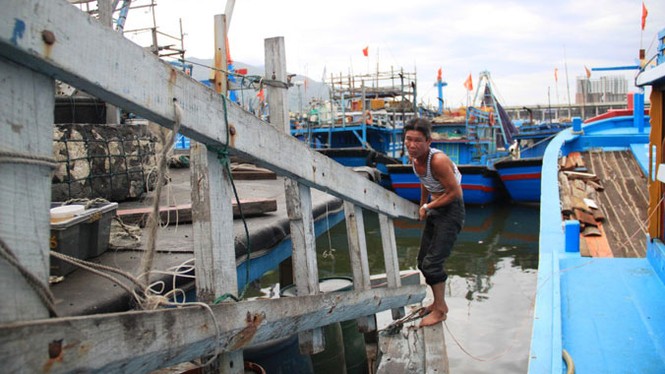 “Trị thương” cho tàu để thẳng tiến Hoàng Sa - ảnh 1