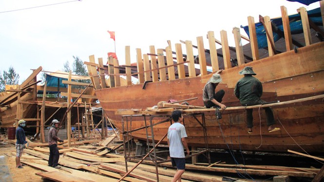 Trắng đêm đóng tàu gỗ khủng vươn khơi Hoàng Sa - ảnh 1