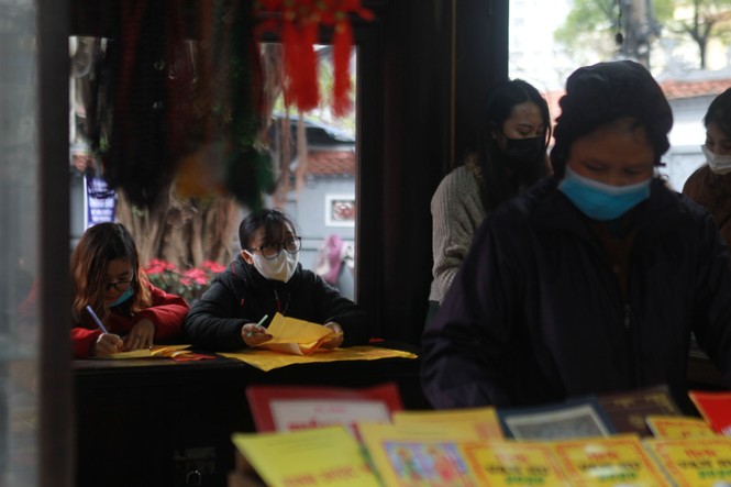 Hà Nội: Chùa Hà đông kín người đi lễ Rằm tháng giêng - ảnh 2