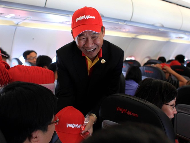 VietJet lại để vũ công mặc bikini “quậy” trên máy bay đến Singapore - ảnh 4