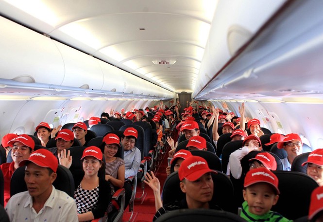 VietJet lại để vũ công mặc bikini “quậy” trên máy bay đến Singapore - ảnh 5