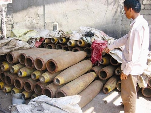 Làng nấu... bom - ảnh 1