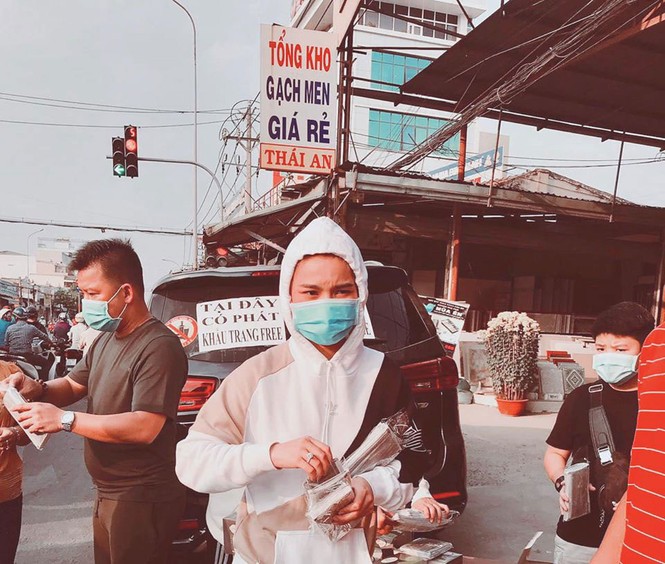 Sao Việt đồng loạt xuống đường phát khẩu trang miễn phí chống dịch corona - ảnh 2