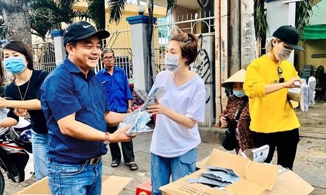 Sao Việt đồng loạt xuống đường phát khẩu trang miễn phí chống dịch corona - ảnh 4