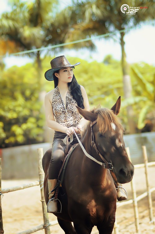 Kiều nữ đẹp lạnh lùng bên ngựa hoang - ảnh 1