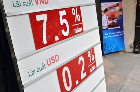 Ngân hàng tiếp tục hạ lãi suất tiết kiệm - ảnh 1